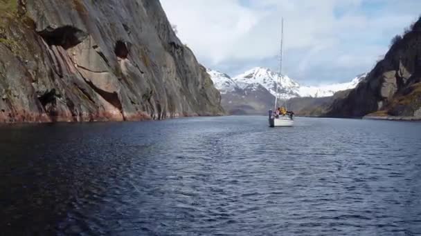 Яхти Норвезькому Фіорді Яхти Островах Лофотен Яхти Задньому Плані Гір — стокове відео