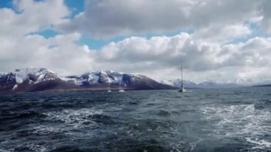 Fırtınalı Norveç denizinde yatlar, Lofoten adalarında yatlar, fırtınada hareket eden yelkenli, büyük dalgalar ve güçlü rüzgar, güçlü atış ve yuvarlanma