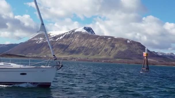 Yachten Der Stürmischen Norwegischen See Yachten Auf Den Lofoten Segelboot — Stockvideo