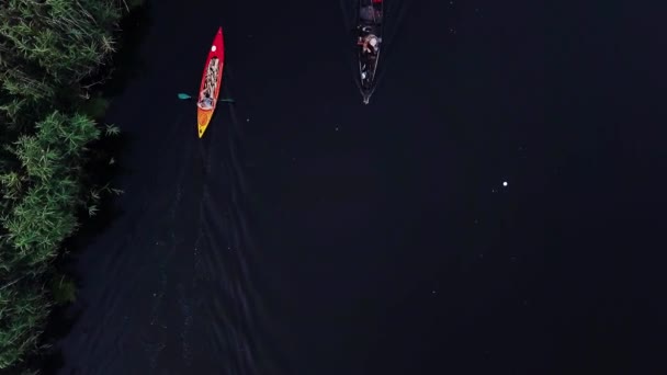 Vista Aérea Del Kayak Rojo Lago Vista Aérea Barco Turístico — Vídeo de stock