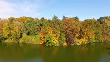 Park, Sonbahar Doğa Hava manzara, uçak üzerinde gölet ve göllerde güzel park, Sonbahar Doğa Hava manzara uçuş göl ve orman parlak renkli sonbahar göl üzerinde uçuş
