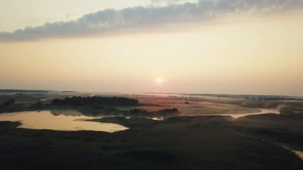 Vista Aérea Niebla Mañana Amanecer Rayos Naranjas Del Sol Través — Vídeos de Stock