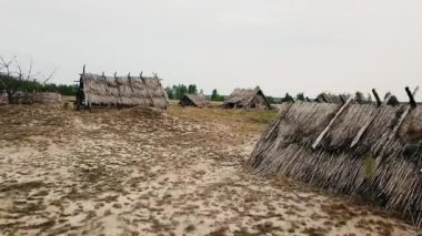 saman ile kaplı Eski ahşap yapıların havadan görünümü, eski terk edilmiş çiftlik üst görünümü, eski köyde akşam, yaz aylarında Geleneksel Ukrayna köyü, köyde Eski kırsal ülke ahşap ev