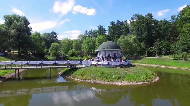 Ludzie Świętować Okrągłym Domu Letnim Nad Jeziorem Widok Lotu Ptaka — Wideo stockowe