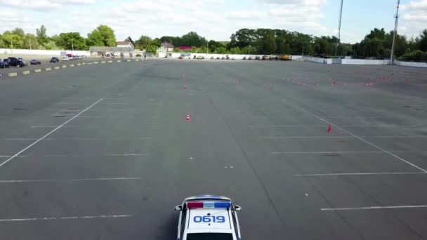 Vista Aérea Carro Polícia Autódromo Autodromo Asfalto Com Marcações Estrada — Vídeo de Stock