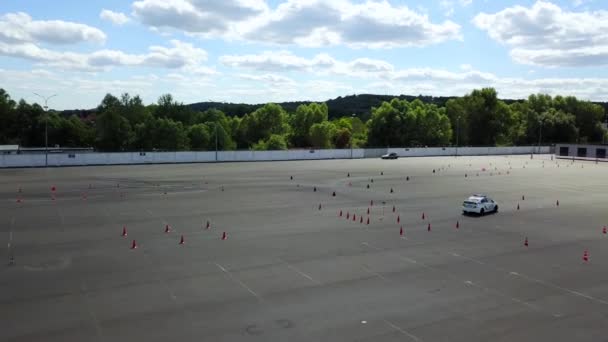 Luchtfoto Van Politieauto Autodrome Asfalt Autodrome Met Wegmarkeringen Rijden Examen — Stockvideo