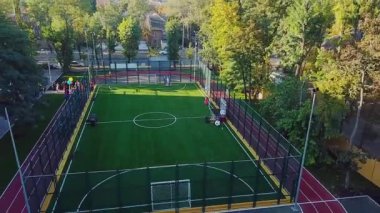 şehirde okul stadyumunda çocukların havadan görünümü, şehirdeki stadyumun havadan görünümü, Bir Açık futbol Sahası havadan görüntüleri,