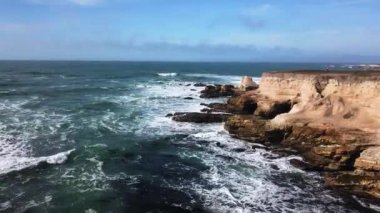 Pasifik Okyanusu'nun kayalık kıyılarının havadan görünümü, Montana de oro'daki Okyanus kıyısı, Montana de Oro State Park'ın havadan görünümü, Kaliforniya, Montana de Oro State Park'taki blöflerden kıyı şeridi, Kaliforniya