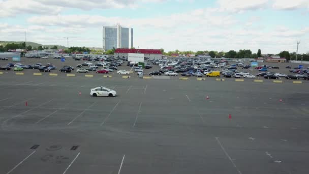 Vista Aérea Carro Polícia Autódromo Autodromo Asfalto Com Marcações Estrada — Vídeo de Stock