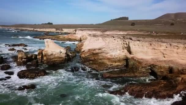 Luftaufnahme Der Felsigen Küste Des Pazifischen Ozeans Meeresküste Montana Oro — Stockvideo