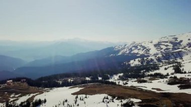 karla kaplı köyün dağlarında kış, hava görünümünü dağlarında köyünün havadan görünümü
