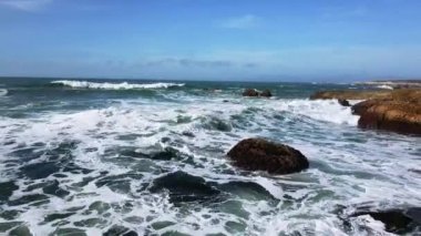 Pasifik Okyanusu'nun kayalık kıyılarının havadan görünümü, Montana de oro'daki Okyanus kıyısı, Montana de Oro State Park'ın havadan görünümü, Kaliforniya, Montana de Oro State Park'taki blöflerden kıyı şeridi, Kaliforniya