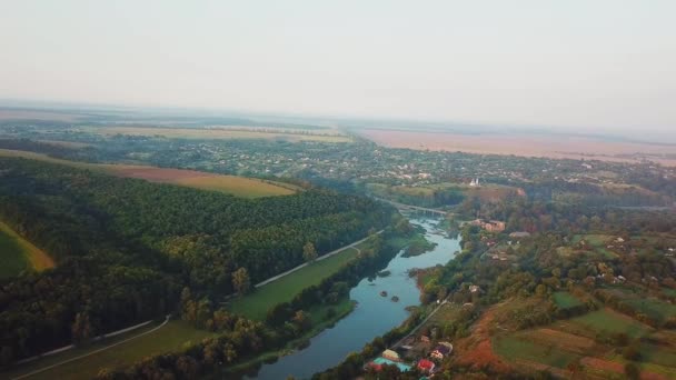Luftaufnahme Des Dorfes See Morgennebel Luftaufnahme Des Sees Bei Sonnenaufgang — Stockvideo