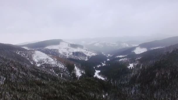 Vista Aérea Das Montanhas Inverno Paisagem Inverno Majestosas Montanhas Neve — Vídeo de Stock