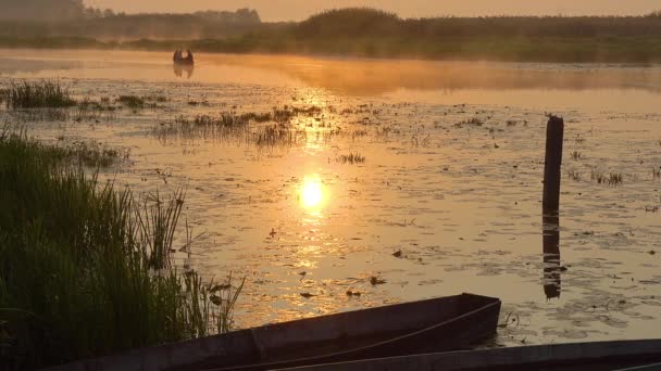 Silhouette Della Barca Con Pescatori Nella Nebbia Del Mattino Pescatore — Video Stock