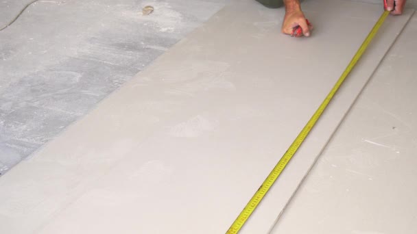 Drywall Corte Perto Trabalhador Corta Drywall Com Faca Papel Parede — Vídeo de Stock