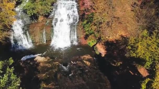 Voo Sobre Cascata Outono Cachoeiras Vista Aérea Cachoeira Outono Vista — Vídeo de Stock