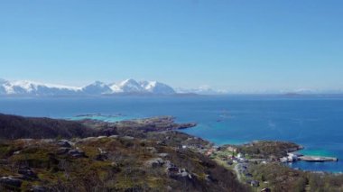 Gün doğumunda Lofoten Adaları 'nda küçük bir köy. Gün batımında Houses' ın üzerinde. Günbatımında Lofoten Köyü, günbatımında.