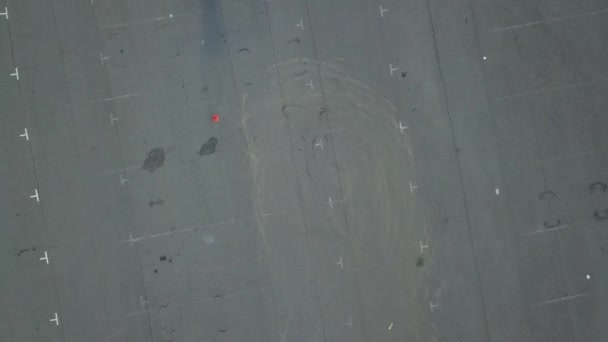 vue aérienne de la voiture de police à l'autodrome, l'autodrome d'asphalte avec marquage routier examen de conduite, voiture de police voiture de course sur un circuit aérien 