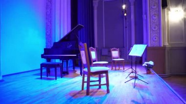 sahne klasik müzik, piyano ve sahne arka planda renkli ışın ışık sahnesinde bir müzik standı bir konser öncesi sahne, Boş Müzik sahnede duruyor, sahnede müzik aletleri ile Sheet müzik 
