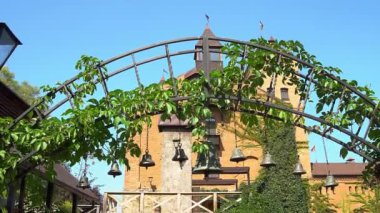 çanlar kapıya asmak, çanları çalmak, İbadet eden çanları çalar, rüzgarda törenemanet çanları