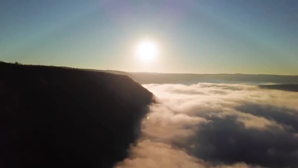 Lot Przez Chmurę Nad Rzeką Widok Lotu Ptaka Mgła Nad — Wideo stockowe