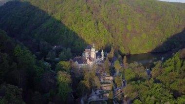Miskolc Lillafured Kalesi havadan görünümü, Hava video Miskolc yakınlarındaki Lillafred kalesi gösterir, Macaristan