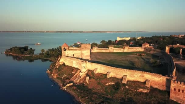 Gün Batımında Deniz Üzerindeki Kalenin Havadan Görünüşü Gün Batımında Akerman — Stok video