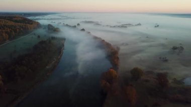 Sonbahar nehri üzerinde sabah sisi, gün doğumunda nehir üzerinde uçuş, sabah sisinde nehir üzerinde şafak, sabah sisinde nehir, nehirde güneşli ve sisli bir sabah.