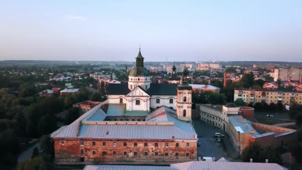 Vista Aérea Del Monasterio Los Carmelitas Descalzos Atardecer Antigua Fortaleza — Vídeo de stock