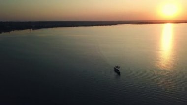 Günbatımında eski yelkenli gemisinin hava manzarası, günbatımında eski yelkenli gemisinin havadan görüntüsü kalenin arka planında, günbatımında eski yelkenli gemisinin silueti.