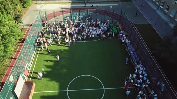 Luftaufnahme Von Tanzenden Kindern Schulstadion Luftaufnahme Von Kindern Auf Dem — Stockvideo