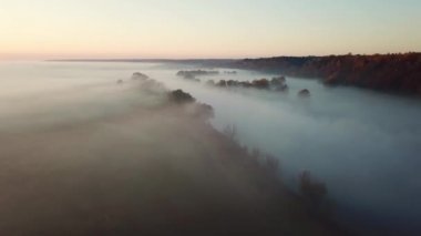 Sonbahar nehri üzerinde sabah sisi, gün doğumunda nehir üzerinde uçuş, sabah sisinde nehir üzerinde şafak, sabah sisinde nehir, nehirde güneşli ve sisli bir sabah.