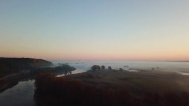 Sonbahar nehri üzerinde sabah sisi, gün doğumunda nehir üzerinde uçuş, sabah sisinde nehir üzerinde şafak, sabah sisinde nehir, nehirde güneşli ve sisli bir sabah.