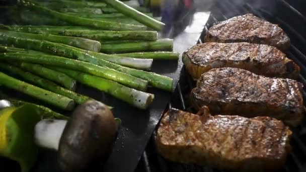 牛排和蔬菜在烤架上慢动作 烤肉和蔬菜慢动作 — 图库视频影像