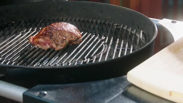 フライパンで肉を炒める フライパンで肉を閉じる 肉を炒めるスローモーション — ストック動画