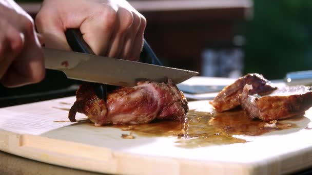 Cortar Carne Parrilla Cámara Lenta Rebanada Carne Parrilla Cerca Chef — Vídeo de stock