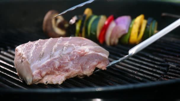 Gooit Het Vlees Grill Steak Groente Grill Slow Motion Gegrild — Stockvideo