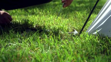 Takunya askıları, çekiçler çadırda, çadır kurulacak yakın plan, çadır son ayarı.