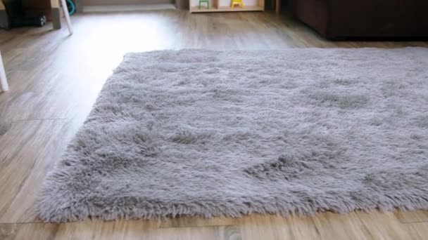 地毯面积在地板上 毛绒绒地毯特写 — 图库视频影像