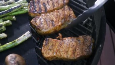 Biftek ve sebze ağır çekimde ızgara et ve sebzeler ağır çekimde