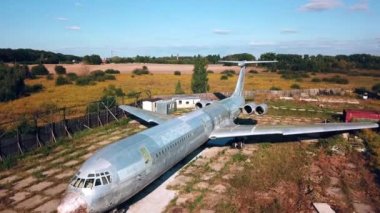 Brezhnev 'in 62 numaralı uçağının havadan görünüşü, eski komünist parti sekreteri Leonid Brezhnev' in terk edilmiş bir numaralı uçağı, müzedeki eski Sovyet uçağı, yeryüzündeki eski uçak.