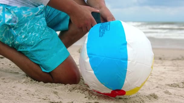 Adam Plajda Topu Pompalıyor Topu Yakından Şişiriyor Plaj Topunu Pompalıyor — Stok video