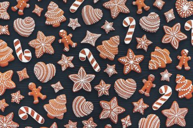 Gingerbread koyu ahşap arka plan üzerinde kümesi. Noel kurabiyeleri. Düz yatıyordu