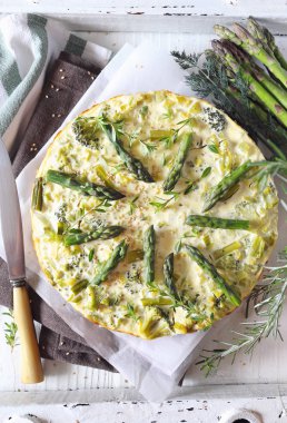 Kabak ve yeşil kuşkonmaz ile sebze peynirli kek. Üstten görünüm