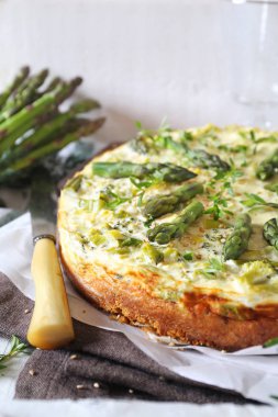 Kabak ve yeşil kuşkonmaz ile sebze cheesecake