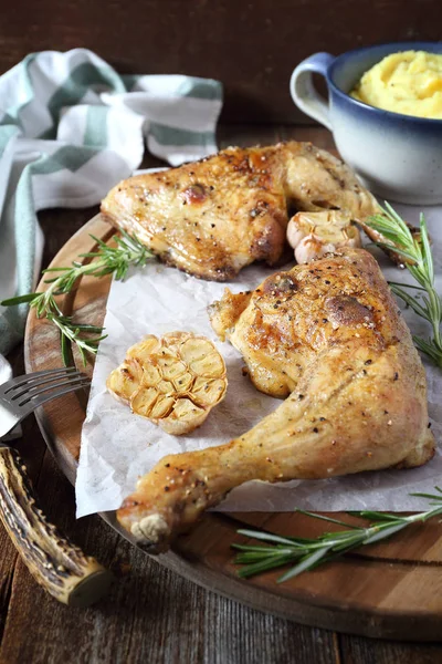 Brathähnchen Mit Knoblauch Und Kartoffelpüree Auf Einem Holzschneidebrett — Stockfoto