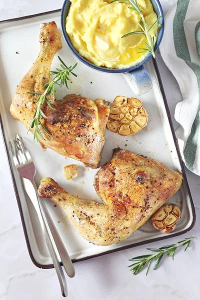 Brathähnchen Mit Knoblauch Und Kartoffelbrei Ansicht Von Oben — Stockfoto