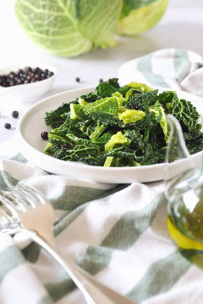 Cuisine Végétarienne Chou Frit Avec Baies Genièvre Huile Olive Sur Images De Stock Libres De Droits