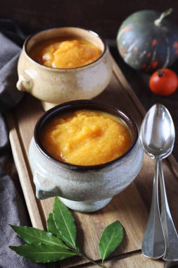 İki vintage kasesi sebze kabak krem çorbası. Rustik tarzı